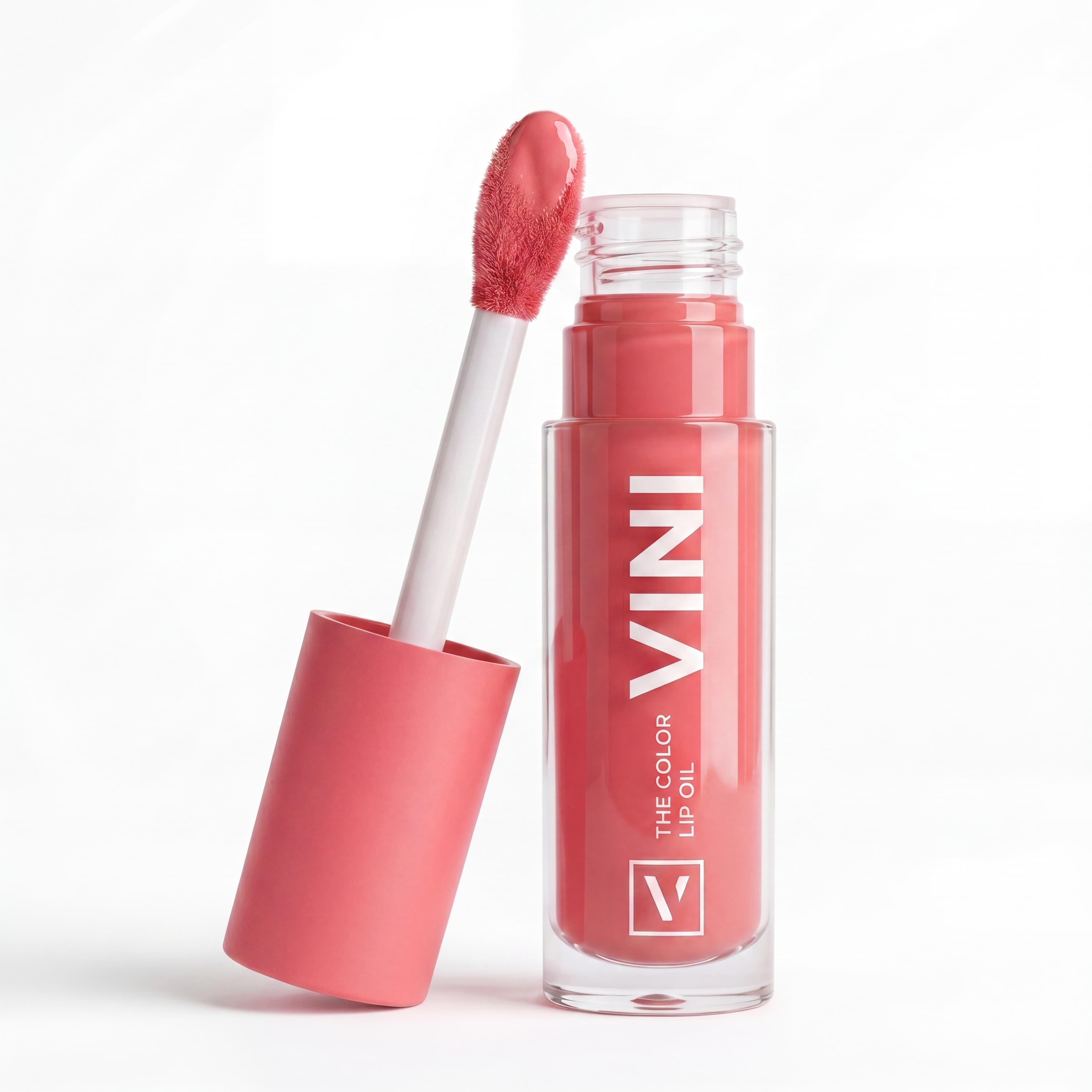 Segundo ángulo de la botella de lip oil abierta con aplicador sobre fondo blanco