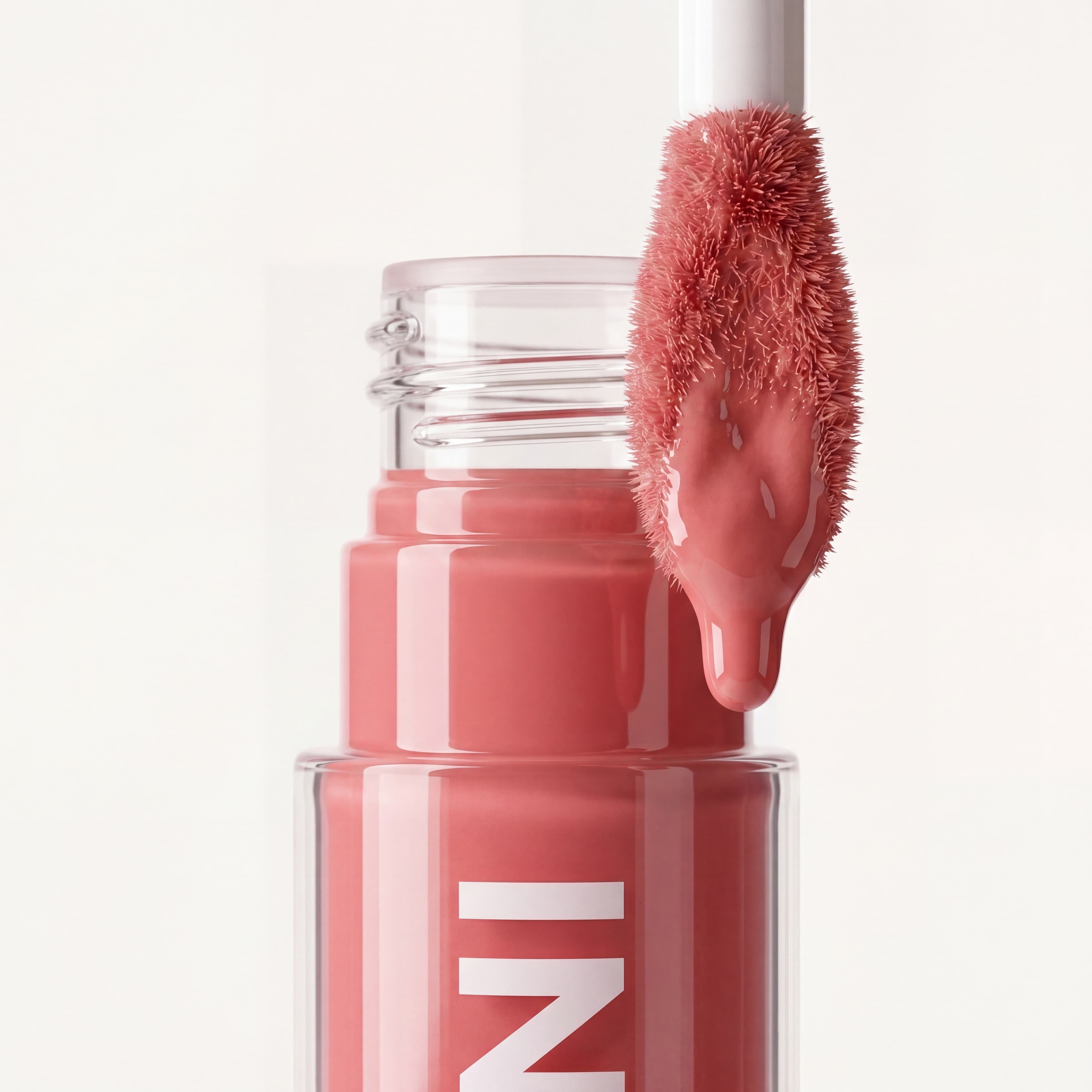 Close-up macro de la punta del aplicador del lip oil y la apertura de la botella