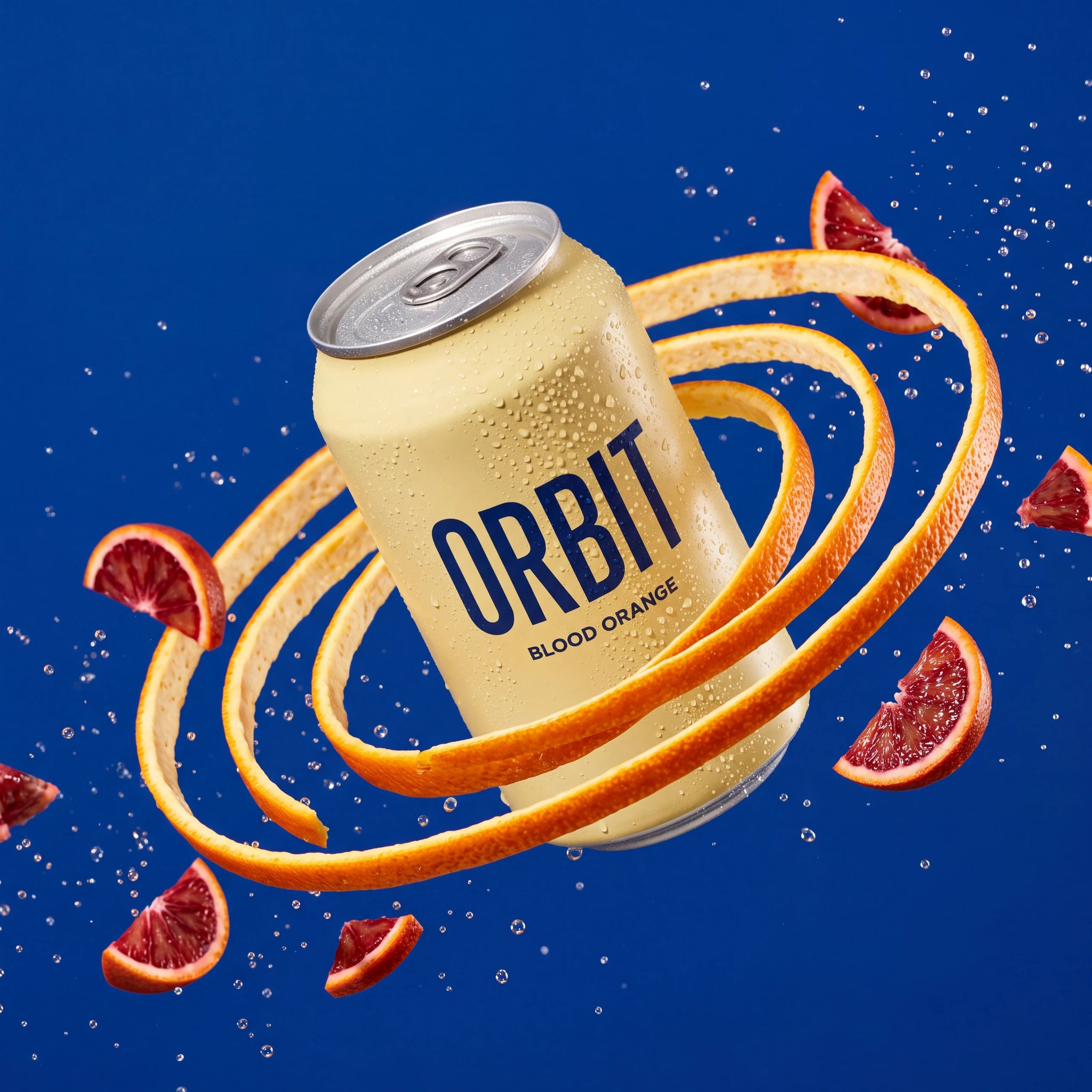 Lata ORBIT de naranja sanguina creada con Nano Banana 2.1, rodeada de anillos de cáscara y gotas de agua
