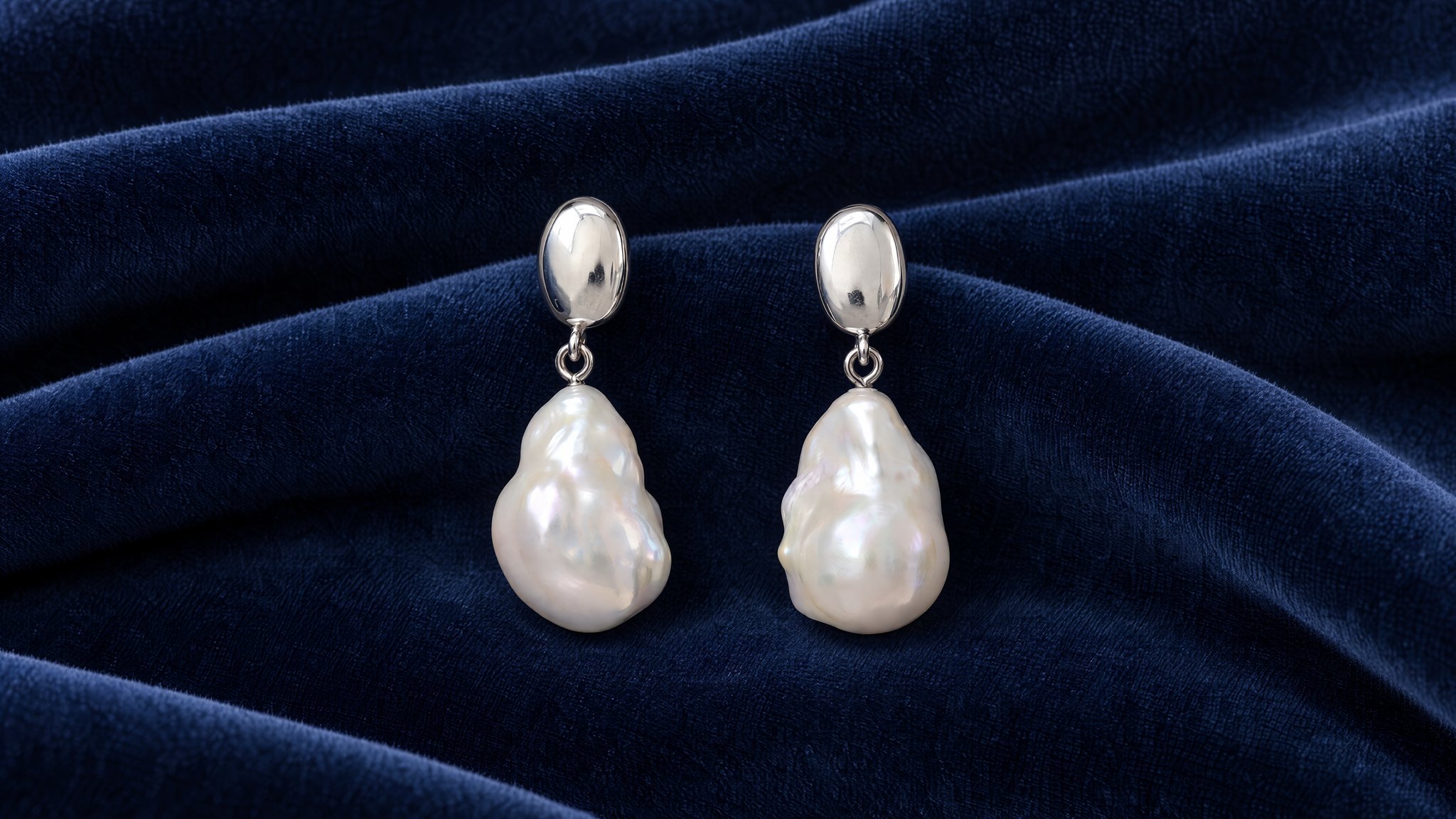 Pendientes de plata y perlas sobre terciopelo azul noche