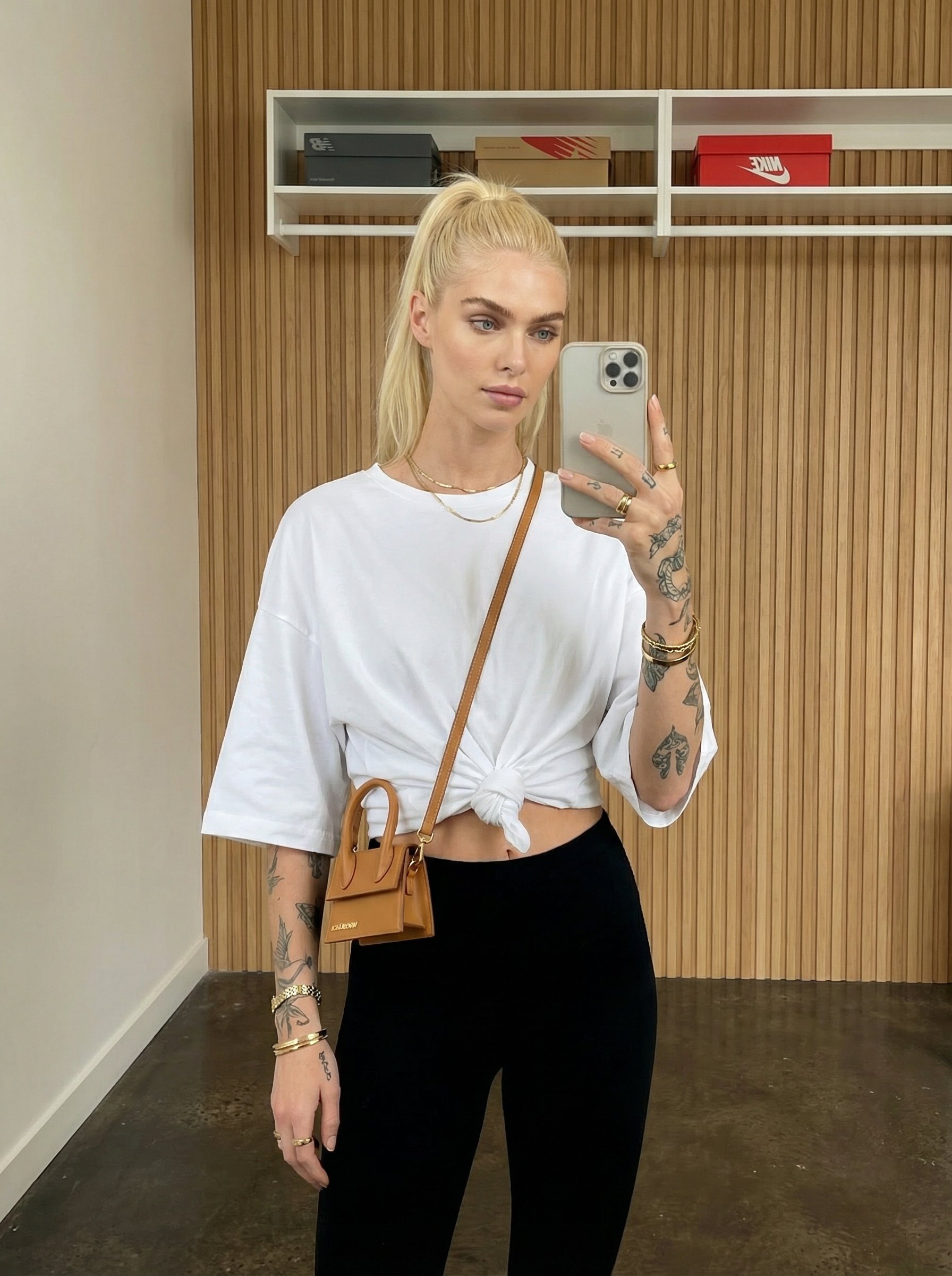 Ejemplo: Styling Room Mirror Selfie Fashion Portrait