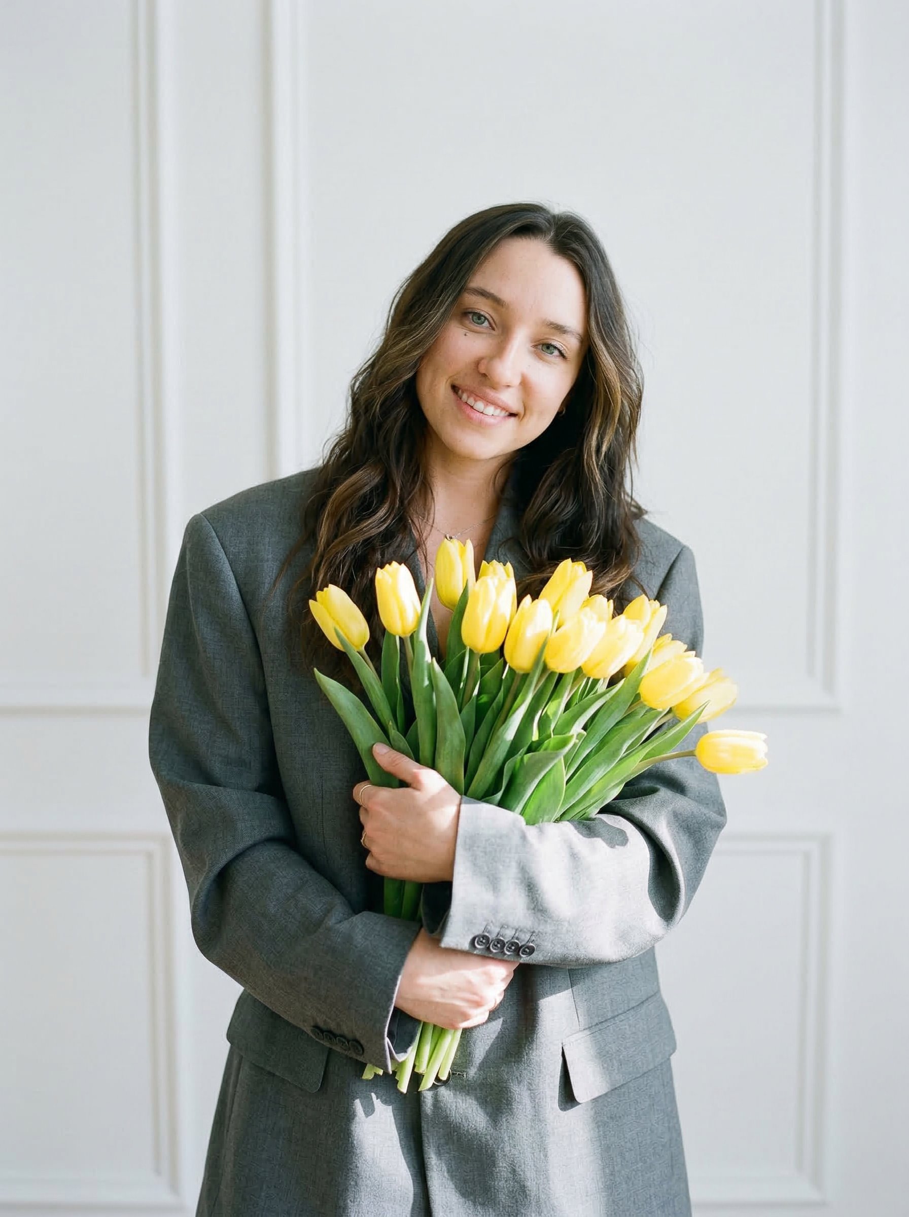 Ejemplo: retrato editorial con blazer gris y tulipanes