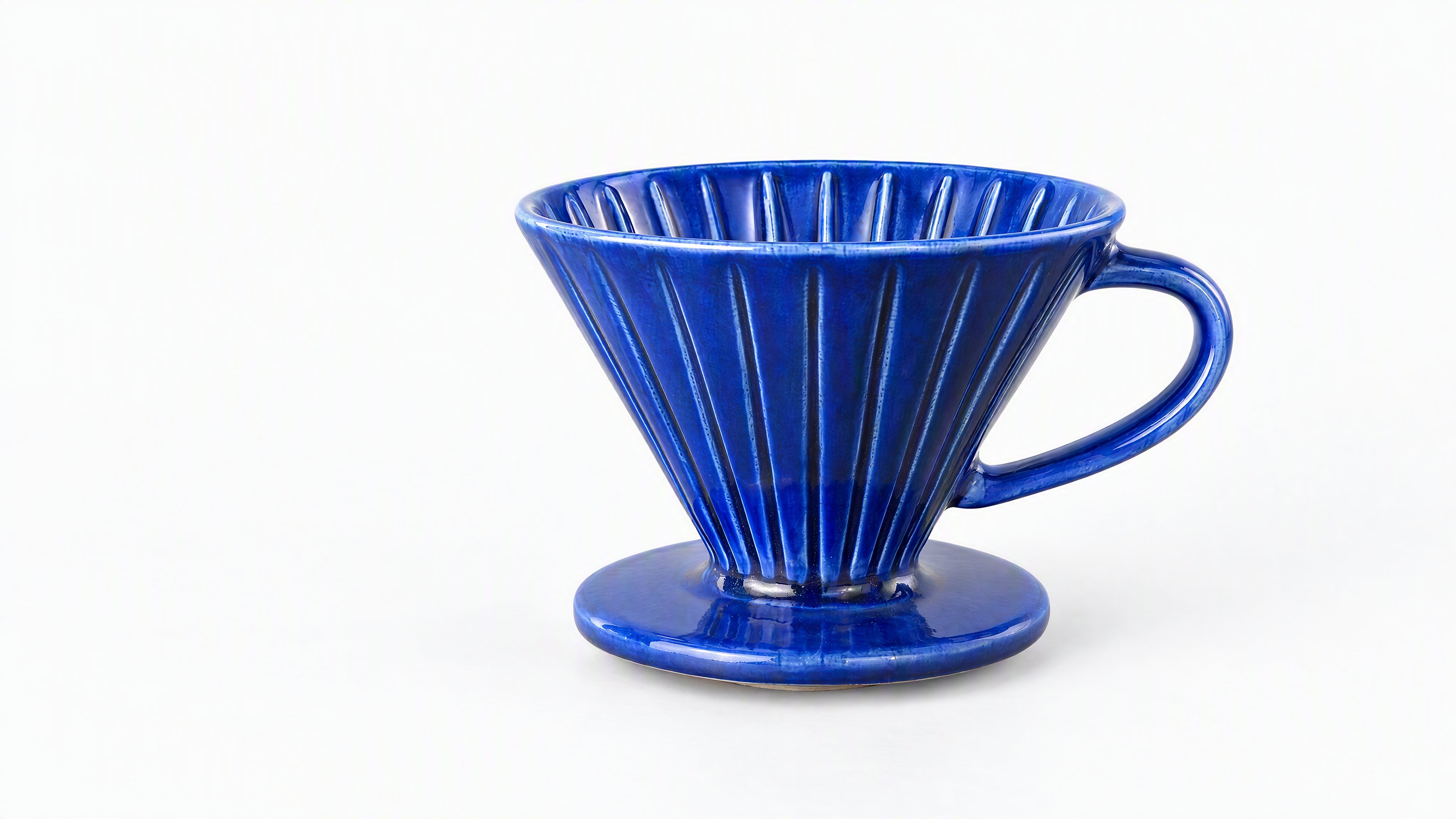 Filtro de café de cerámica azul sobre fondo blanco
