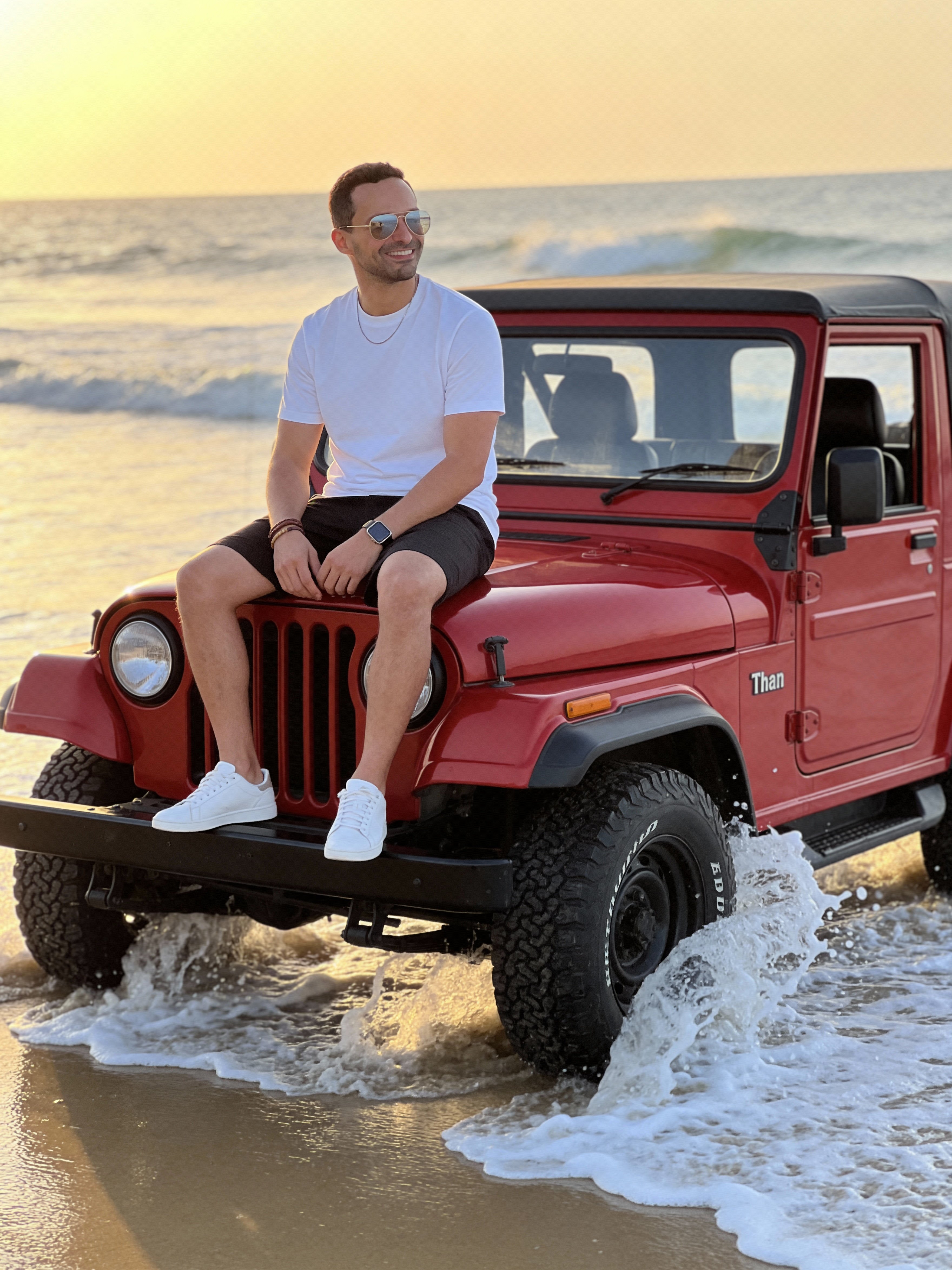 Ejemplo: retrato cinematográfico en jeep de playa con salpicaduras