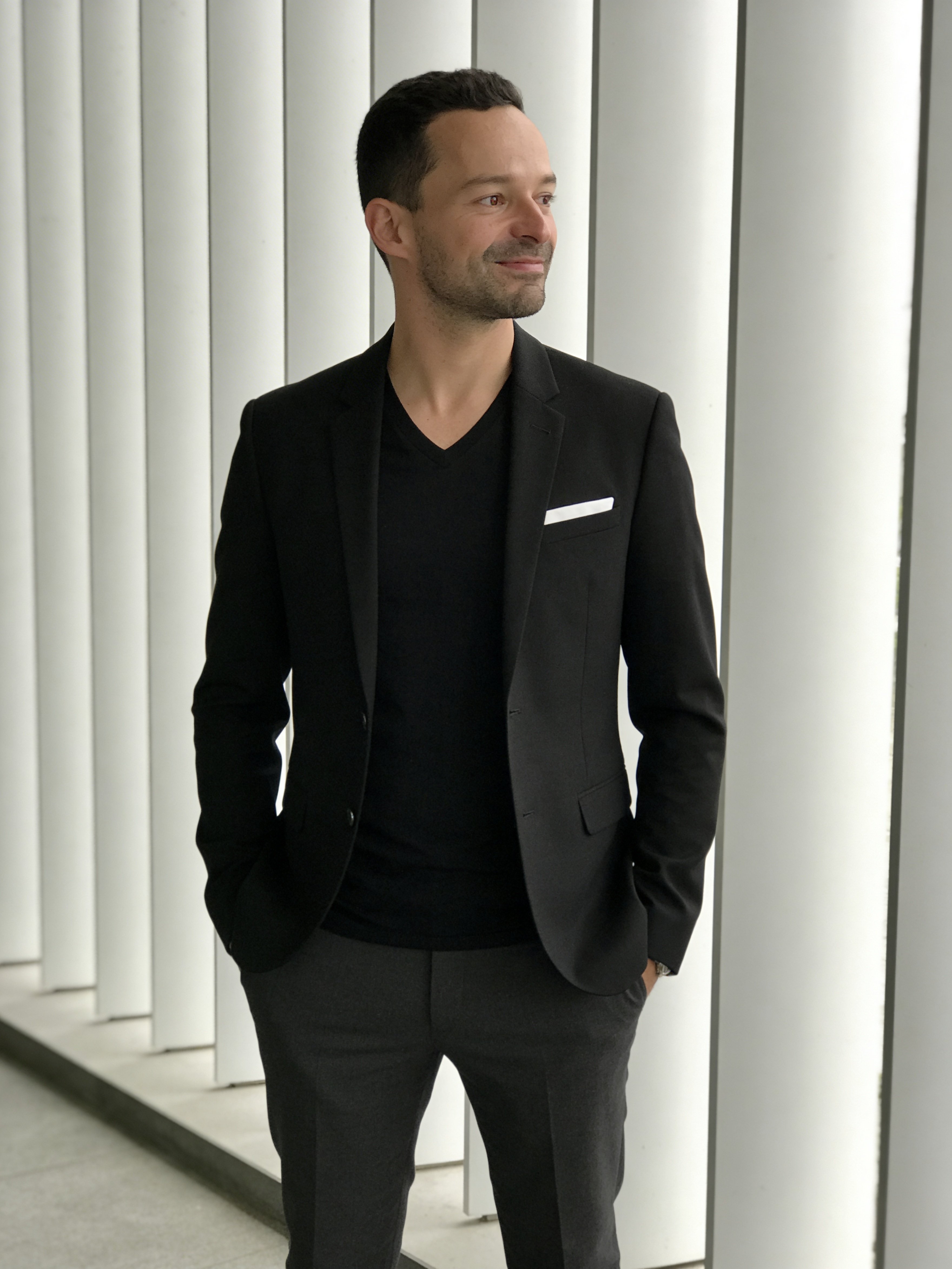 Ejemplo: retrato con blazer negro y panel arquitectonico