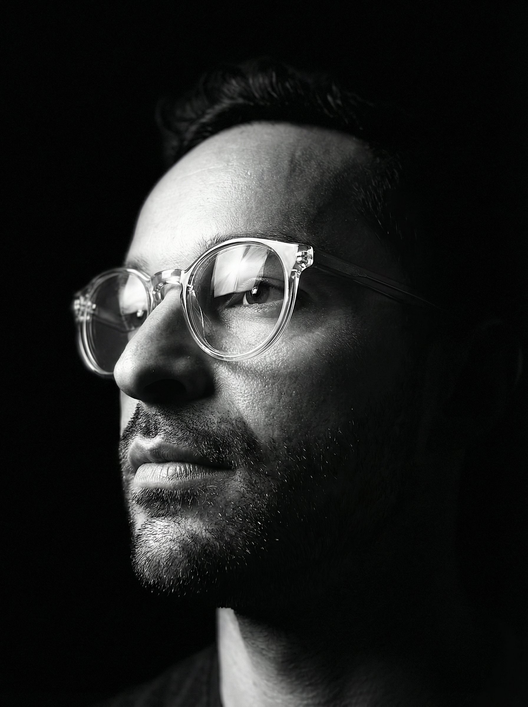 Ejemplo: retrato noir de perfil en blanco y negro