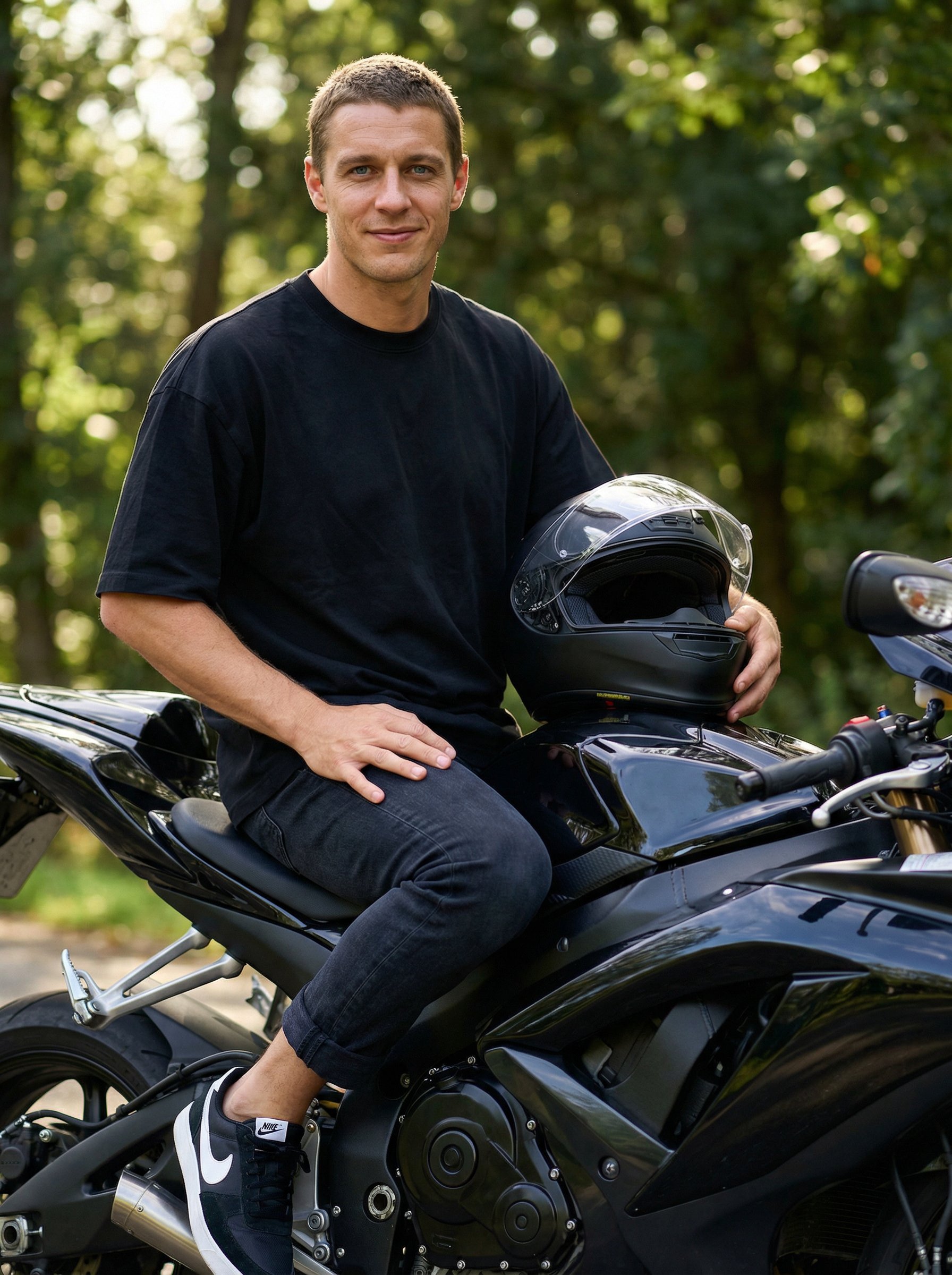 Ejemplo: retrato streetwear con motocicleta negra